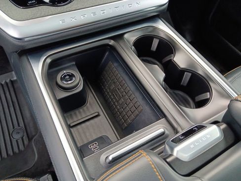Used 2025 Ford Expedition Tremor AWD/4WD image 24