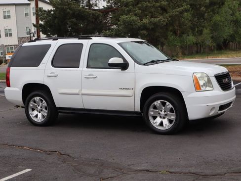 Used 2007 GMC Yukon SLT w/ SLT Preferred Equipment Group AWD/4WD image 2