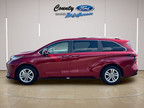 Used 2022 Toyota Sienna Limited FWD image 3