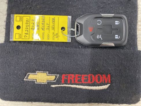 Used 2023 GMC Acadia SLT image 29