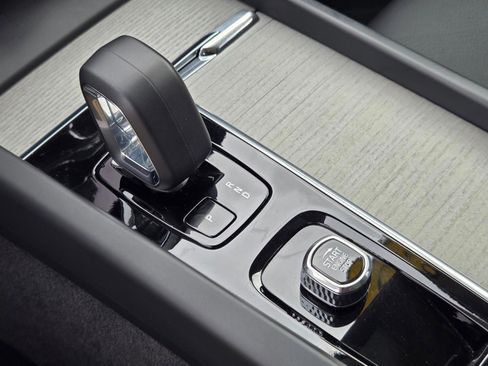 Used 2025 Volvo XC60 B5 Plus image 19