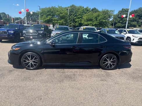 Used 2022 Toyota Camry SE FWD image 4
