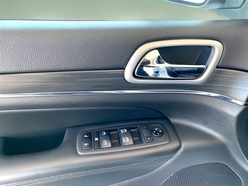 Used 2020 Jeep Grand Cherokee Limited w/ Luxury Group II image 13