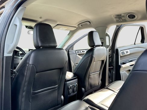 Used 2021 Ford Explorer XLT w/ Equipment Group 202A image 6