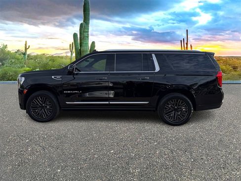 Used 2021 GMC Yukon XL Denali w/ Denali Premium Package image 6