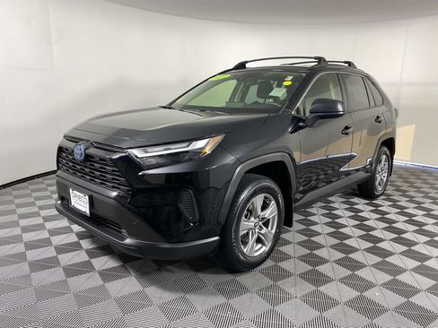 Used 2023 Toyota RAV4 LE AWD/4WD image 4