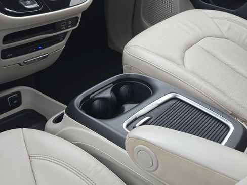 Used 2020 Chrysler Pacifica Touring-L Plus FWD image 17