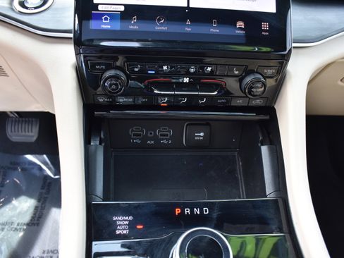 Used 2025 Jeep Grand Cherokee Limited w/ Luxury Tech Group II image 21