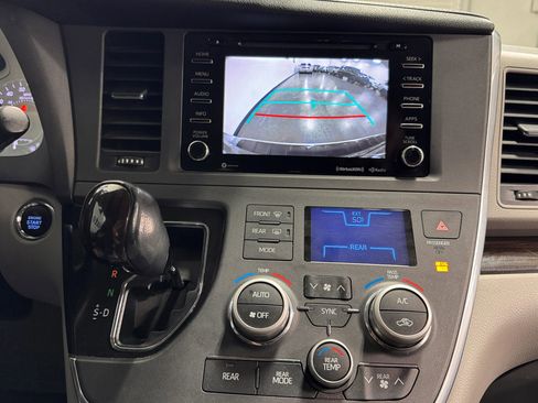 Used 2018 Toyota Sienna XLE Premium image 9