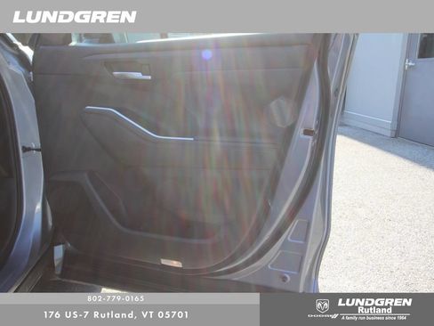 Used 2021 Toyota Highlander XLE AWD/4WD image 18