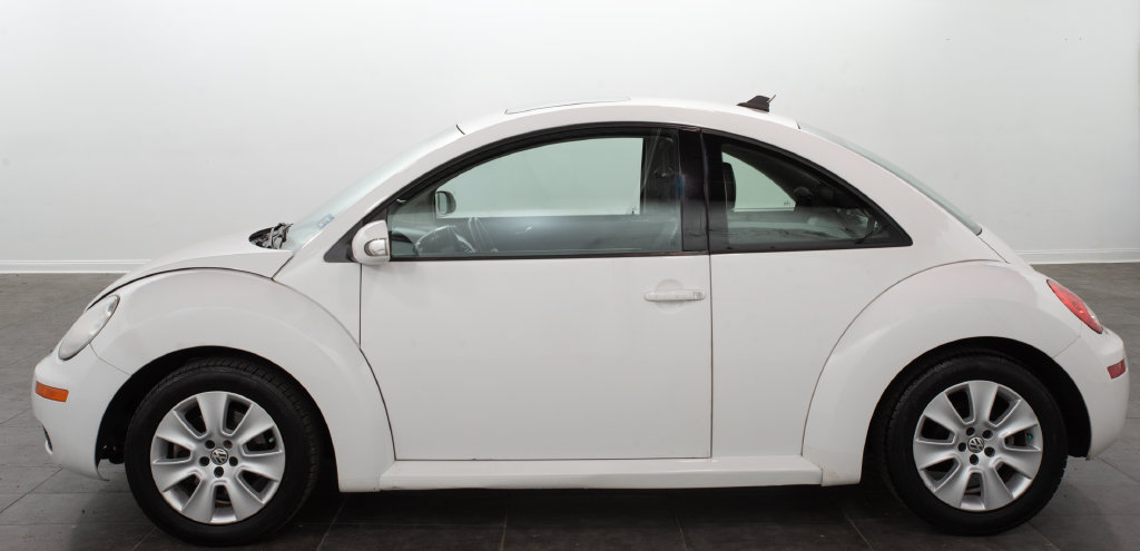 Used 2010 Volkswagen Beetle Coupe FWD image 4