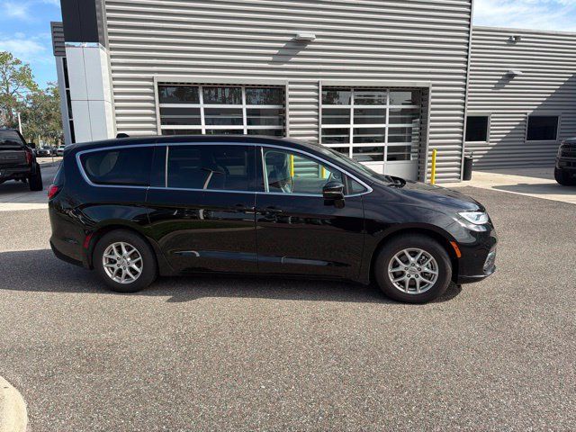 Used 2024 Chrysler Pacifica Touring-L FWD image 3