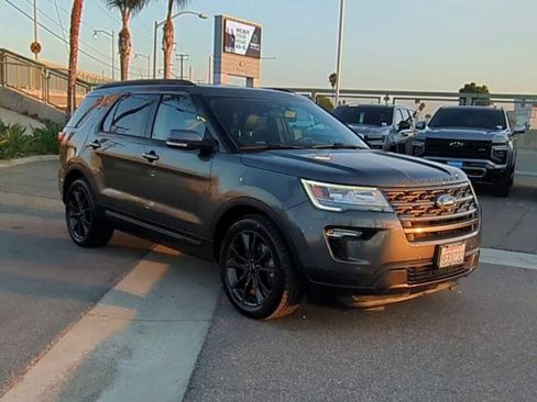 Used 2018 Ford Explorer XLT w/ Equipment Group 202A FWD image 2