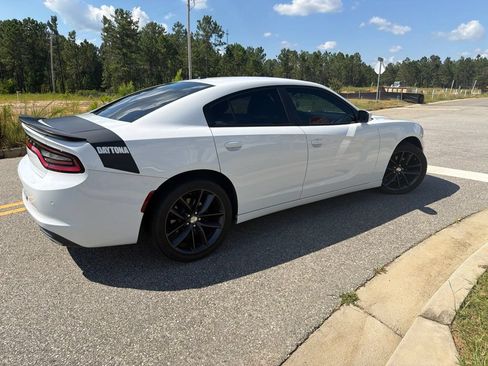 Used 2019 Dodge Charger SXT RWD image 2