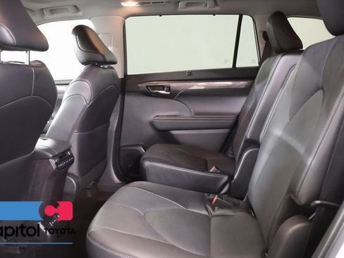 Certified 2024 Toyota Highlander Platinum AWD/4WD image 32