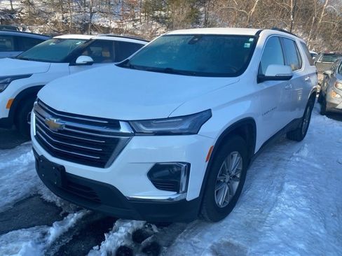Used 2023 Chevrolet Traverse LT image 2