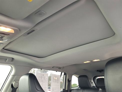 Used 2023 Toyota Highlander XLE image 12