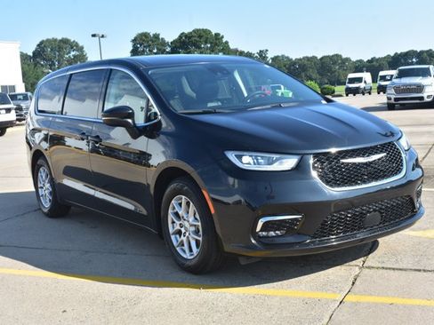 Used 2023 Chrysler Pacifica Touring-L FWD image 3