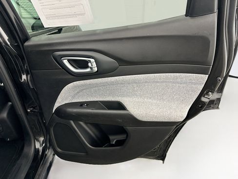 Used 2025 Jeep Compass Latitude image 30