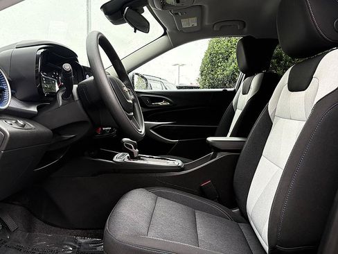 Used 2025 Chevrolet Trax LS w/ LS Convenience Package FWD image 9