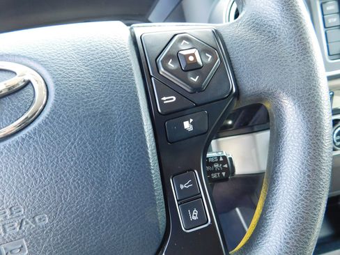 Used 2018 Toyota Tacoma SR AWD/4WD image 18
