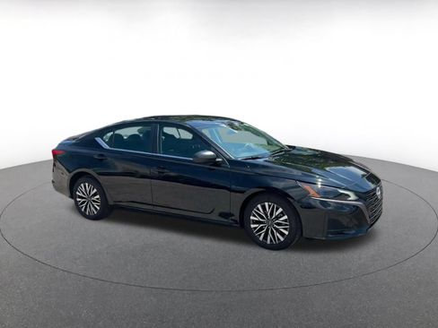Used 2026 Nissan Altima 2.5 SV FWD image 2