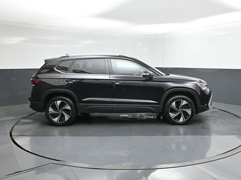 Used 2025 Volkswagen Taos SE AWD/4WD image 11