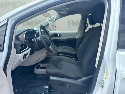 Used 2022 Chrysler Voyager LX FWD image 5