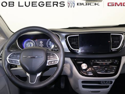 Used 2023 Chrysler Pacifica Touring-L FWD image 12