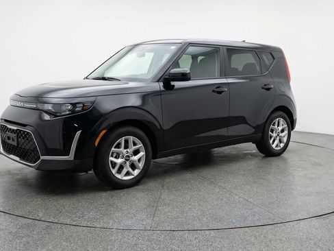 Used 2025 Kia Soul LX w/ LX Technology Package image 3