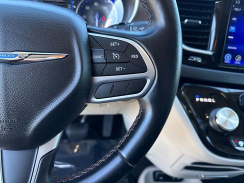 Used 2017 Chrysler Pacifica Touring-L w/ 13 Speaker Alpine Sound Group image 15