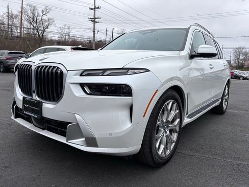 Used 2024 BMW X7 xDrive40i w/ Premium Package image 3