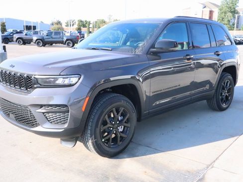New 2025 Jeep Grand Cherokee Altitude image 10