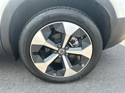 Certified 2025 Volvo XC40 B5 Plus AWD/4WD image 9