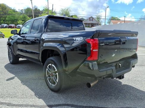 Used 2024 Toyota Tacoma TRD Sport w/ TRD Sport Upgrade Package AWD/4WD image 5