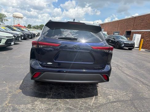 Used 2021 Toyota Highlander XLE AWD/4WD image 3