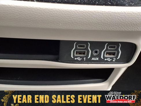 Used 2023 Chrysler Pacifica Touring-L image 21