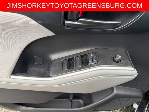 Used 2023 Toyota Highlander LE AWD/4WD image 13