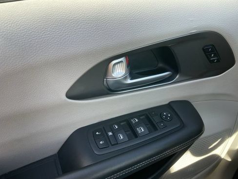 Used 2024 Chrysler Pacifica Touring-L FWD image 13