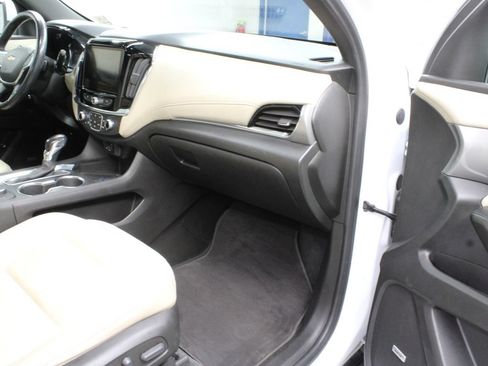 Used 2022 Chevrolet Traverse LT w/ LT Premium Package AWD/4WD image 32