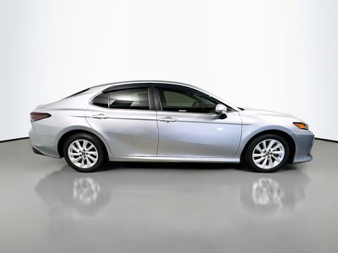 Used 2023 Toyota Camry LE image 3