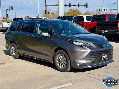 Used 2024 Toyota Sienna XLE image 6