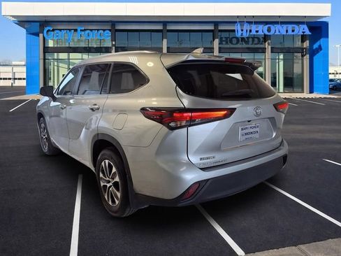 Used 2024 Toyota Highlander XLE AWD/4WD image 3