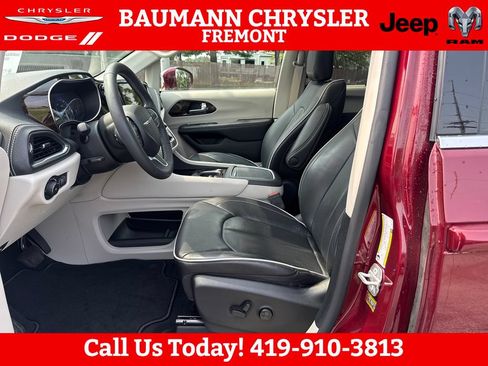 Used 2022 Chrysler Pacifica Limited AWD/4WD image 9