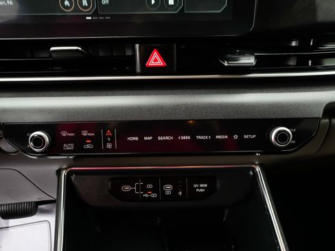 Used 2025 Kia Carnival EX FWD image 24