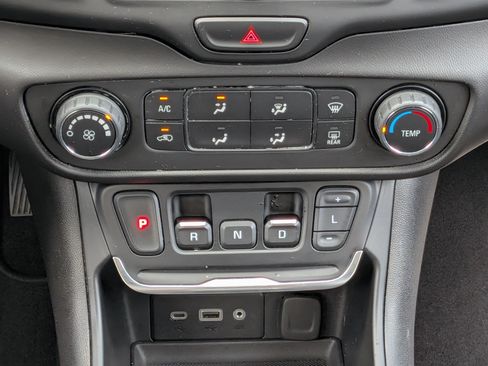 Used 2020 GMC Terrain SLE w/ LPO, Floor Liner Package AWD/4WD image 19
