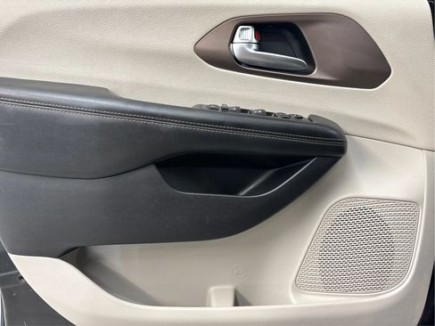 Used 2019 Chrysler Pacifica Touring-L FWD image 25