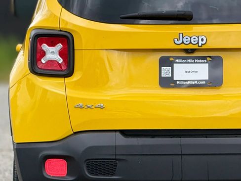 Used 2017 Jeep Renegade Latitude w/ Safety & Security Group AWD/4WD image 13
