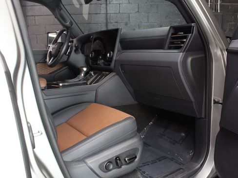 Used 2025 Lexus GX 550 w/ Accessory Package (2T) AWD/4WD image 54