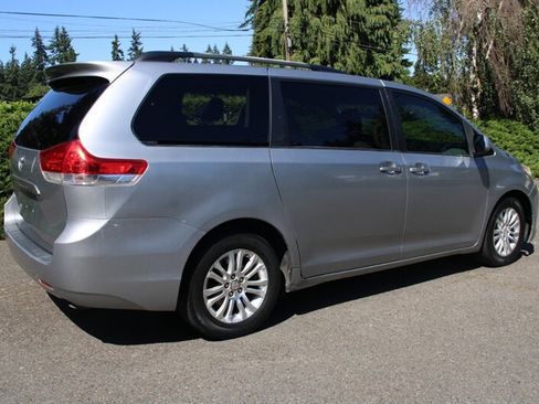 Used 2011 Toyota Sienna XLE w/ Entertainment Pkg FWD image 3